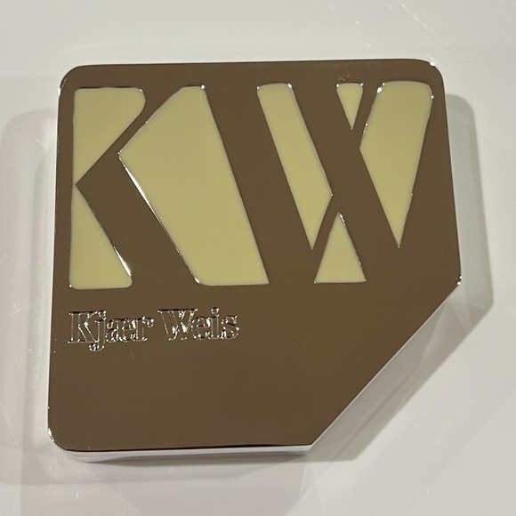 Kjaer Weis Cream Foundation Delicate - Picture 5 of 7